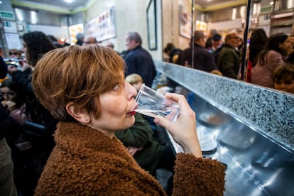 Una mujer bebe un vaso de agua en lun bar cerca de la Plaza Mayor, en Madrid.