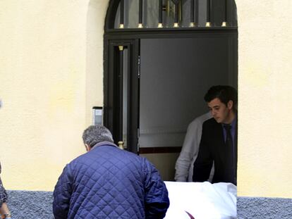 Salida de la víctima del portal donde apareció muerta.
