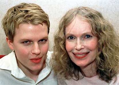 Mia Farrow, junto a su hijo Seamus, tras su entrevista de ayer en Las Palmas.