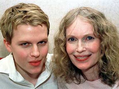 Mia Farrow, junto a su hijo Seamus, tras su entrevista de ayer en Las Palmas.