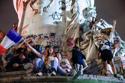 Seguidores del Frente Popular celebran, encaramados al monumento a la República, la victoria de la izquierda. 