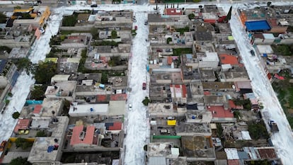 Autoridades realizan labores de limpieza en Chalco, Estado de México, en septiembre pasado.