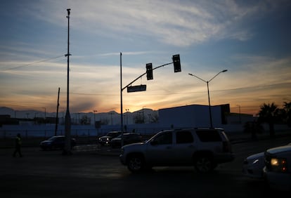 Postes de luz sin electricidad durante el apagón en la red eléctrica de México, en Ciudad Juárez, el 15 de febrero de 2021.