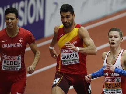 Samuel García, en el centro, durante una de las series de 400m.