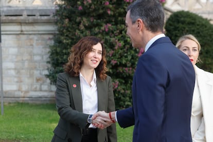 El presidente del Gobierno, Pedro Sánchez, saluda a la de Madrid, Isabel Díaz Ayuso, a su llegada a la XXVII Conferencia de Presidentes en diciembre.