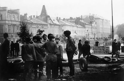 "Antes de la llegada de las tropas, delante del edificio de la Radiodifusión checa se había congregado una muchedumbre". Lejos de obedecer a las autoridades y dispersase, los manifestantes levantaron barricadas con tranvías y autobuses. En la imagen, jóvenes se reúnen en una calle durante los enfrentamientos entre los manifestantes y las tropas y tanques del Pacto de Varsovia, en agosto de 1968.