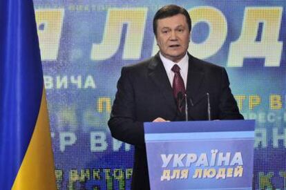 Víctor Yanukóvich en una comparecencia ante la prensa tras conocerse los primeros sondeos anoche en Kiev.