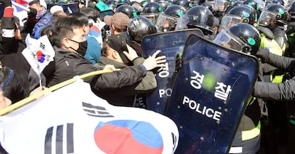 Protesto em Seul após o anúncio da decisão judicial.