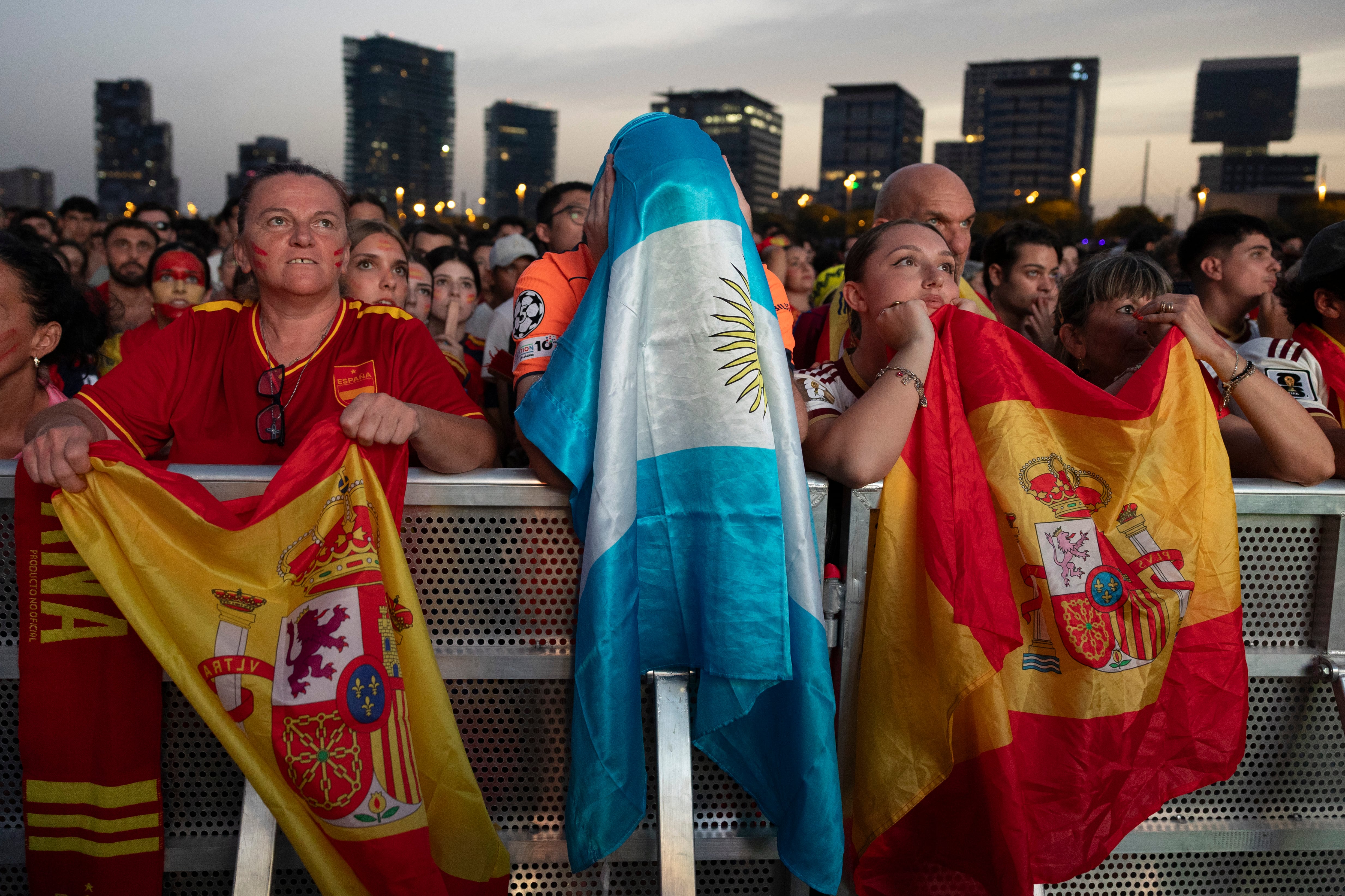 Un aficionado argentino, en el centro, durante el seguimiento de la final en el Fòrum de Barcelona.