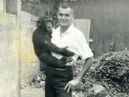 El electricista Antonio Medina posa con un mono en brazos en una calle de Monrovia, capital de Liberia, en 1963.