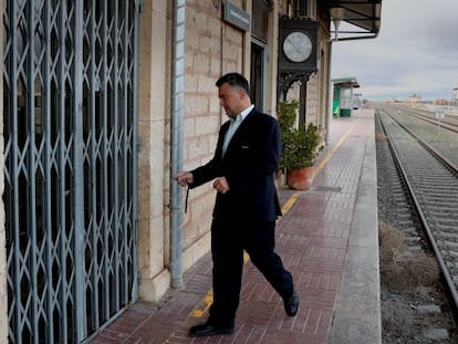 El responsable de la estación de tren de Santa Eulalia (Teruel) abre la sada donde se venden los billetes