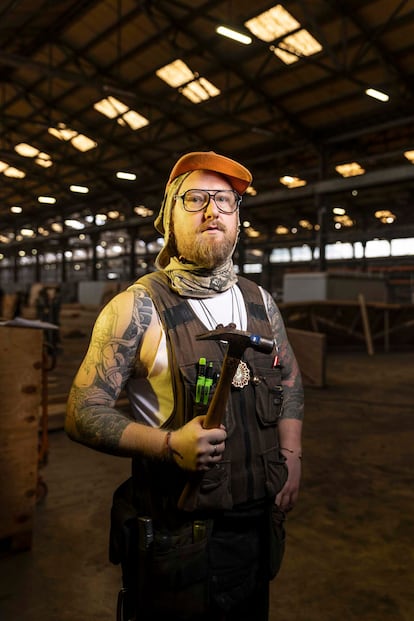 Andrew Thor Lindgren, jefe de construcción. Es experto en carpintería de precisión. 