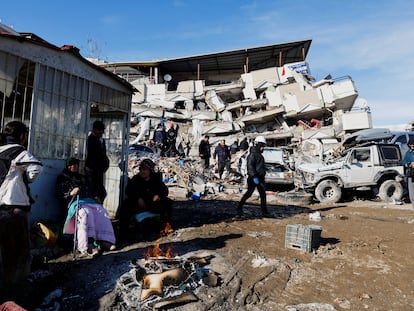 Un grupo de personas cerca de un edificio derrumbado por el terremoto en Kahramanmaras, Turquía, el 7 de febrero de 2023.