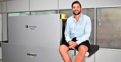 Rafa Mas, un joven empresario de Ontinyent que ha transformado en su empresa de maquinaria industrial para diseñar y fabricar 14 nuevas dispositivos para la desinfección de productos y personas.