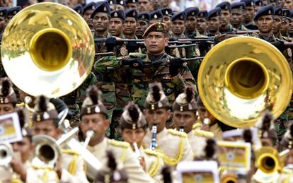 Desfile militar en Colombo, Sri Lanka, durante los actos conmemorativos del 67 aniversario del Día de la Independencia del país.