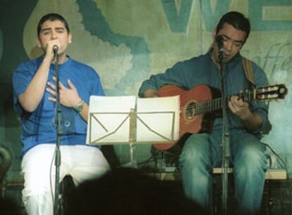 César Maldonado y José Antonio Delgado, durante su actuación en Almería.