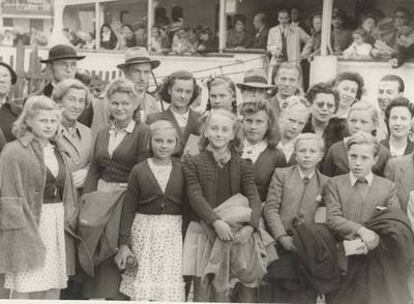 Huérfanos polacos robados por los nazis durante la II Guerra Mundial, algunos de ellos resultado de los siniestros experimentos eugenésicos para crear una superraza aria, y procedentes de un campo de refugiados en Salzburgo (Austria),
a su llegada al puerto de Barcelona en el barco <b><i>JJ Sister</b></i> en 1946, en una expedición organizada por la Cruz Roja Internacional.
