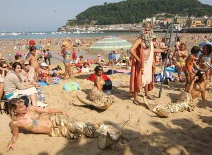 Un Neptuno literario toma vida en la playa de La Concha ayer en San Sebastián.