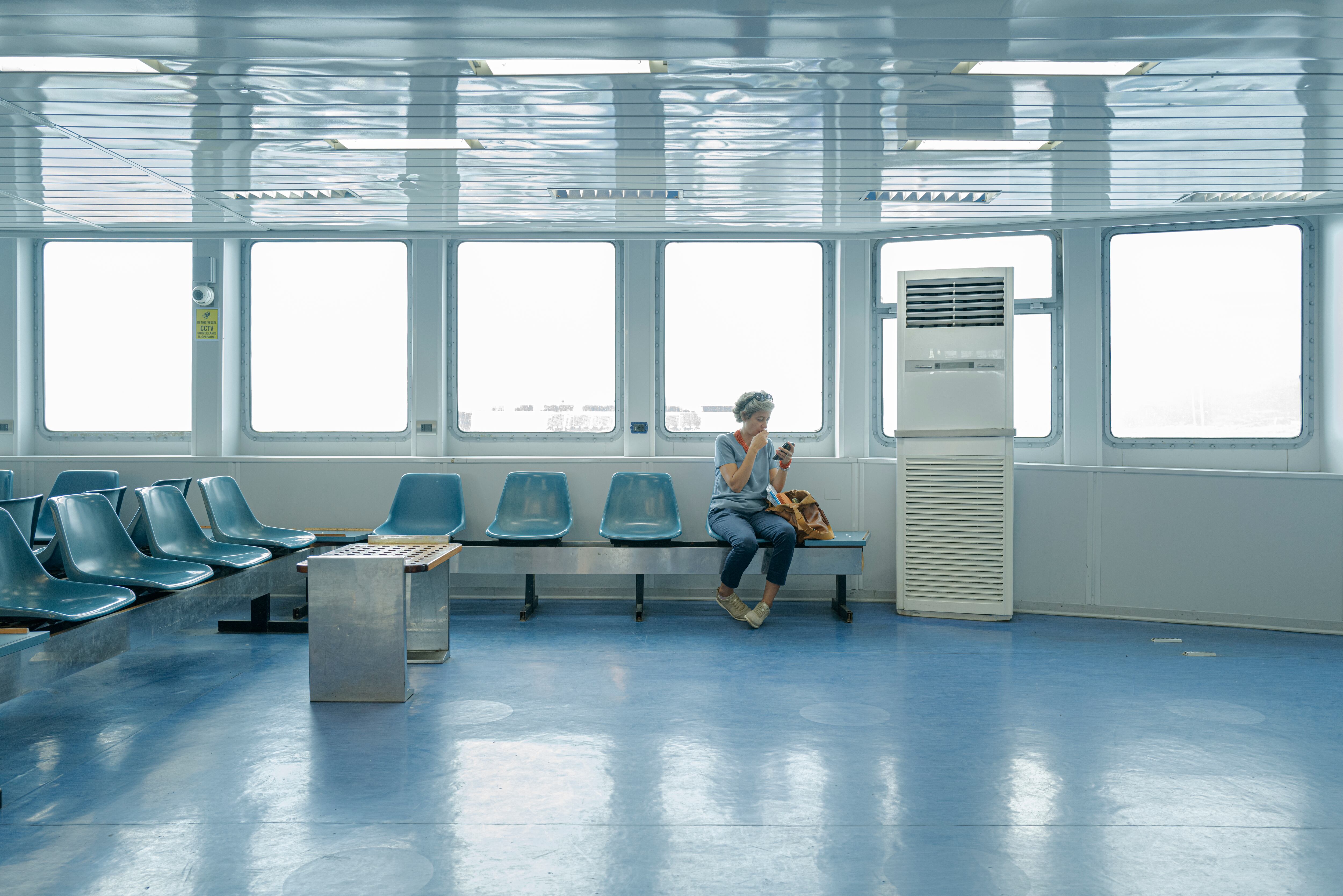 Una mujer, en el ferry que recorre el trayecto entre Messina (Sicilia) y Villa San Giovanni (Calabria).