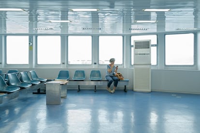 Una mujer, en el ferry que recorre el trayecto entre Messina (Sicilia) y Villa San Giovanni (Calabria).