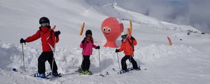 Niños en la pista Mar de Sierra Nevada (Granada).