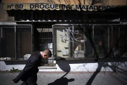 El centro de Madrid sufre una fuerte sangría, pero las grandes perjudicados están siendo las pequeñas tiendas de barrio de la periferia. La avenida General Ricardos (Carabanchel) es el ejemplo más llamativo, donde los comercios tradicionales han ido cerrando y sus locales han sido ocupado por cadenas de supermercados, chinos y bancos. Otros muchos locales siguen vacíos. En la foto, droguería cerrada en esta avenida.