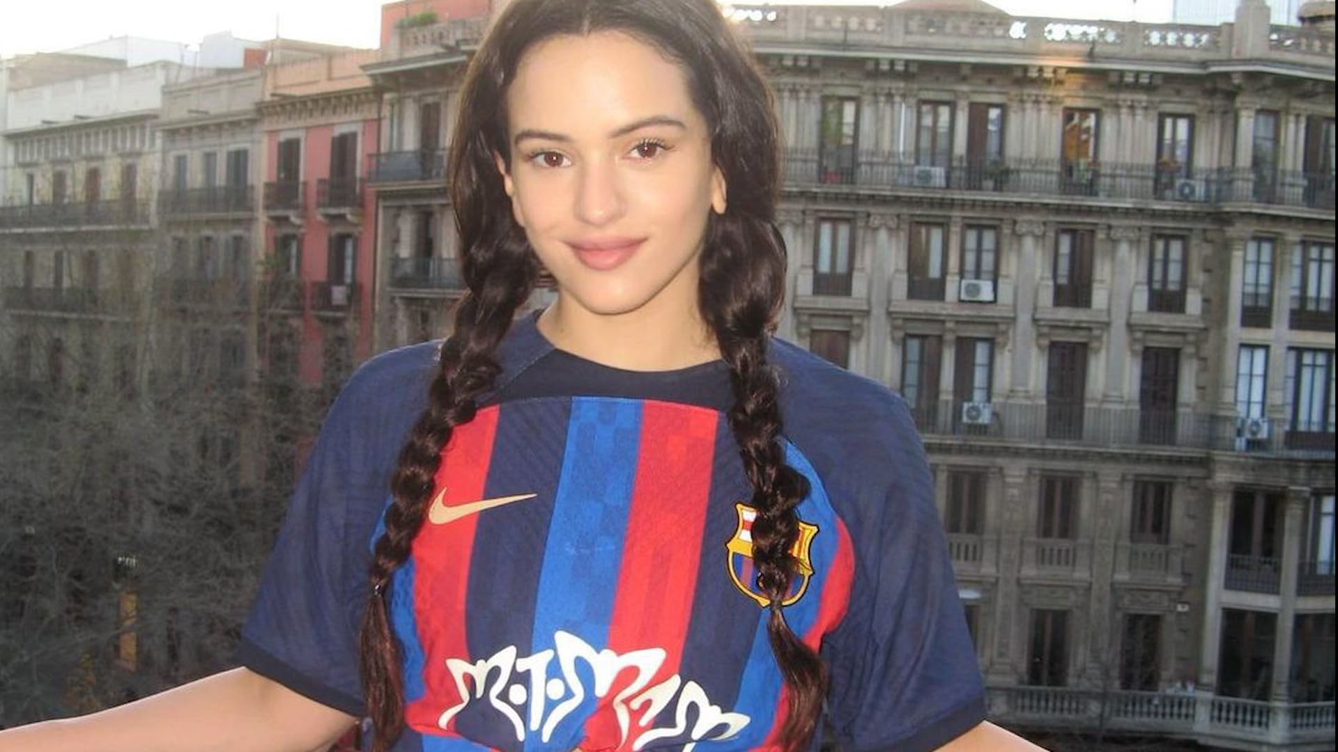 Rosalía posa con la equipación especial que realizó el FC Barcelona junto a ella para celebrar el aniversario del lanzamiento de 'Motomami'.
