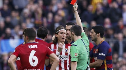 Momento en que el árbitro expulsa a Filipe.