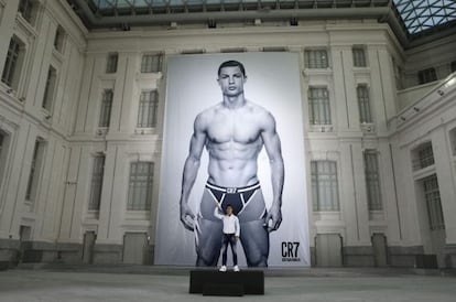 Cristiano Ronaldo posa frente al cartel de su línea de calzoncillos en el Palacio de Cibeles.