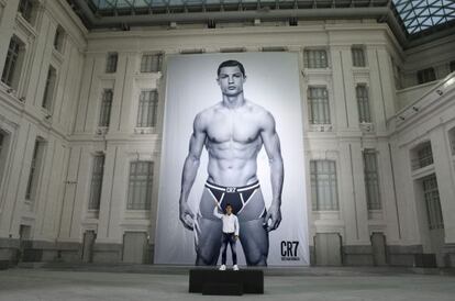 Cristiano Ronaldo posa frente al cartel de su línea de calzoncillos en el Palacio de Cibeles.