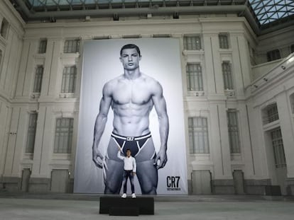 Cristiano Ronaldo posa frente al cartel de su línea de calzoncillos en el Palacio de Cibeles.