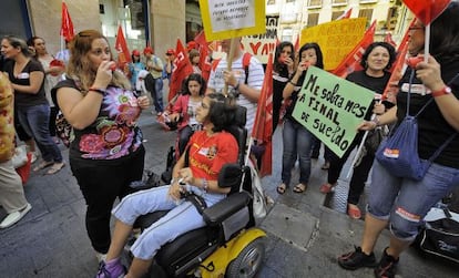 Protesta de trabajadores, familiares y usuarios de entidades que atienden a dependientes ayer, en Valencia. / jos&eacute; jord&aacute;n