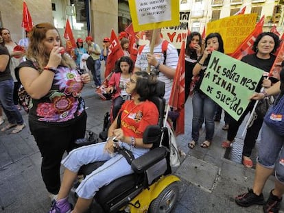 Protesta de trabajadores, familiares y usuarios de entidades que atienden a dependientes ayer, en Valencia. / jos&eacute; jord&aacute;n