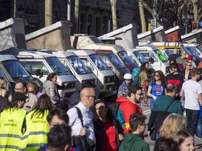Furgonetas que tienen vetado circular por Barcelona, en el paseo de Gràcia.