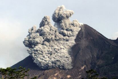 El volcán Merapi sigue emitiendo humo y ceniza, en la isla de Java.