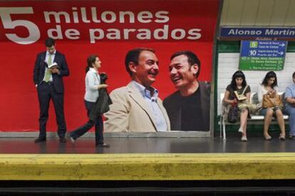 The Socialists filed a complaint over these PP ads, which show Zapatero and Tomás Gomez laughing next to the words "5 million out of work."