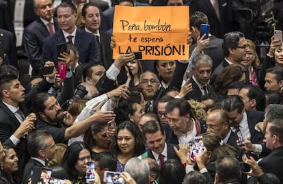 El mandatario saliente, Enrique Peña Nieto (PRI), a su llegada al Congreso entre las protestas de varios diputados opositores, que piden al ya presidente López Obrador que permita su enjuiciamiento por su participación en supuestos actos de corrupción.