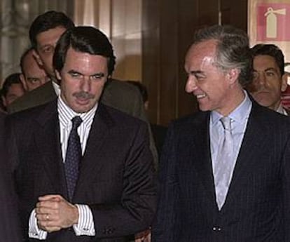 José María Aznar (a la izquierda) con Ángel Corcóstegui, ayer en la reunión de la APD.