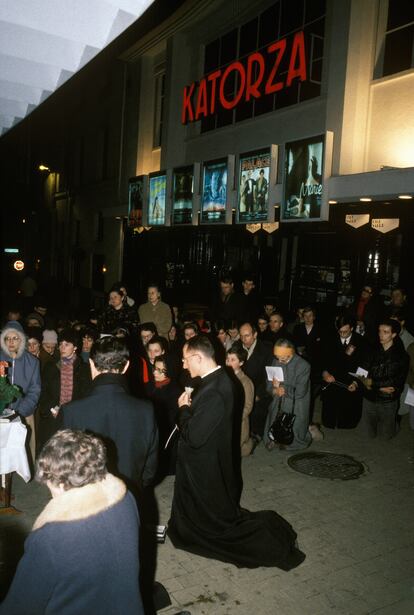 Rezos en la puerta del cine de Nantes donde se proyectaba 'Yo te saludo, María' en 1985.