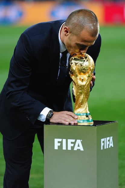 Cannavaro besa ayer la Copa del Mundo.