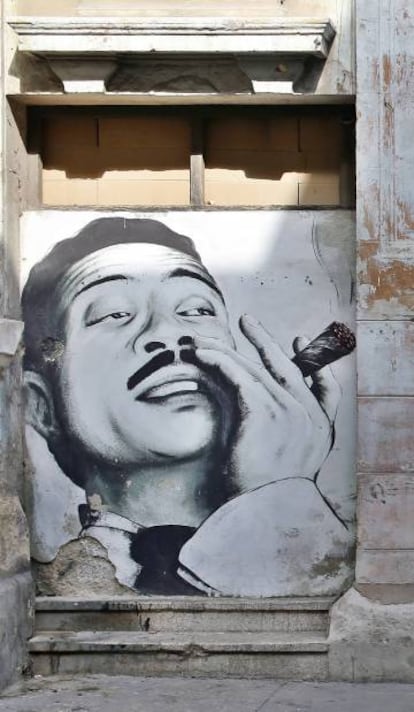 Retrato de Benny Moré, en la fachada de un teatro de La Habana.