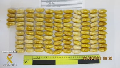 Las 104 bolas de cocaína que permanecían en el cuerpo del detenido.