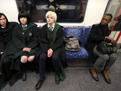 Seguidores de Harry Potter disfrazados en el metro de Londres, el pasado 10 de marzo.