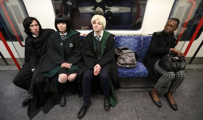 Seguidores de Harry Potter disfrazados en el metro de Londres, el pasado 10 de marzo.