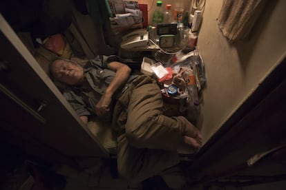 Cheung Chi-fong, de 80 anos, dorme em sua pequena ‘casa-caixão’, onde falta espaço para esticar as pernas.