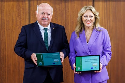 El presidente del Parlamento de Andalucía, Jesús Aguirre, tras recibir el proyecto de Ley del Presupuesto de Andalucía para el año 2025 de manos de la consejera de Economía, Hacienda y Fondos Europeos, Carolina España, este martes en la sede de la Cámara autonómica en Sevilla.