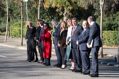 Los ministros esperan la llegada del presidente del Gobierno español.