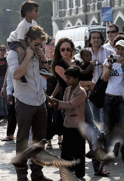 El nuevo trabajo de Angelina Jolie ha obligado a la actriz a trasladarse a India. La actriz está grabando <i>A Mighty Herat</i>, una película de director Michael Winterbottom (en la imagen) en la que interpreta a la viuda de Daniel Perl, el periodista estadounidense, secuestrado y asesinado por extremistas islámicos en Pakistán en el año 2002. Brad Pitt y los dos hijos adoptivos de la pareja, Maddox y Zahara han viajado también a Bombay. La familia, que se aloja en un céntrico hotel de lujo, aprovechó el fin de semana para salir a pasear.