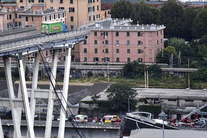 Un camión permanece al borde del viaducto derrumbado en Génova el martes 14 de agosto de 2018.