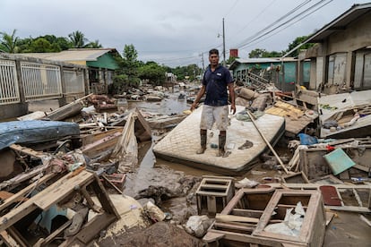 Una de las imágenes que se expondrán a partir del siguiente 18 de octubre, en la que se muestra a un habitante de la colonia La Lima (Honduras), el 24 de noviembre dde 2020. Los pobladores de esta localidad lo perdieron todo por las inundaciones de la tormenta tropical Iota. Este ciclón dejó 38 muertos.
